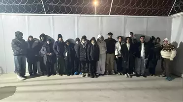 Güvenlik görevlileri kaçak göçmenleri kontrol ederken