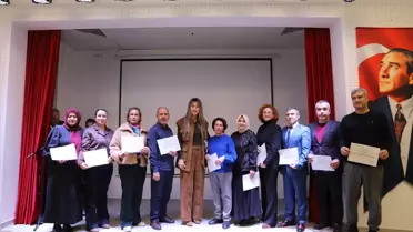 MHP'li Karakaya Sertifikayı Takdim Ediyor