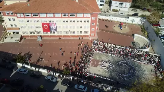 Keşan'da İlkokul Öğrencileri Bayrağa Saygı Gösterisiyle Ay Yıldız Oluşturdu