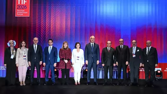 Bakan Ersoy forumda konuşma yapıyor