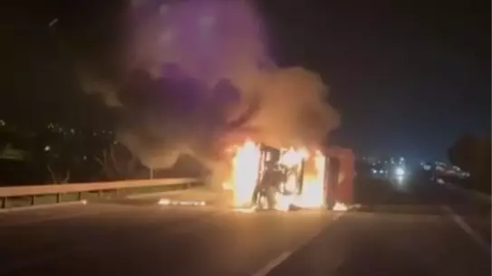 Yangın sonrası söndürülmüş TIR