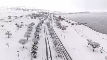 Karla kaplı köy yolları