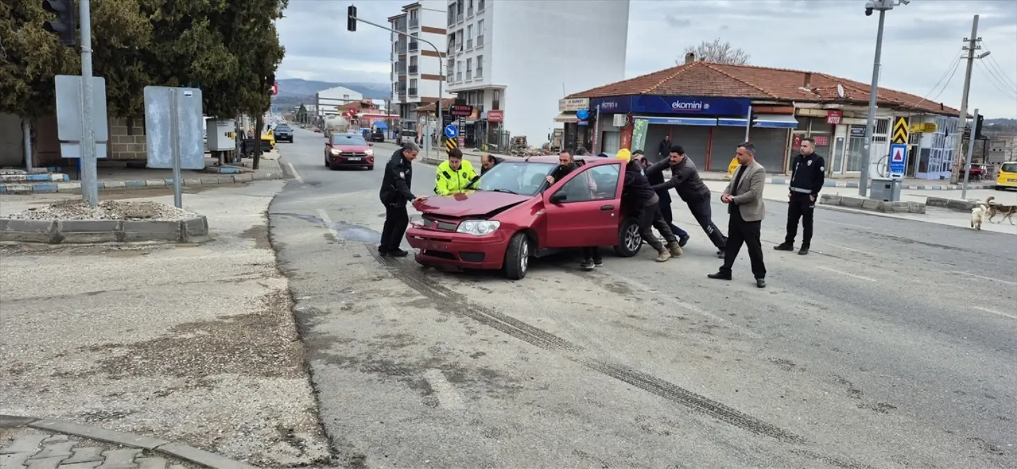 Kırıkkale Bahşılı’da İki Otomobil Çarpıştı: 5 Yaralı Hastaneye Kaldırıldı