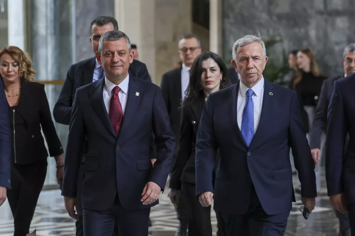 Özgür Özel'den İktidar Eleştirisi: 'Sağlamlarla Yürümek' Sloganı Tartışma Yarattı