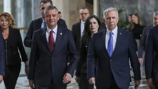 Özgür Özel'den İktidar Eleştirisi: 'Sağlamlarla Yürümek' Sloganı Tartışma Yarattı