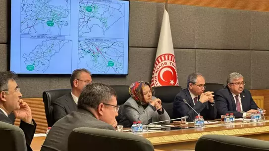 Toplantı sırasında Ayşen Gürcan ve OEDAŞ temsilcileri