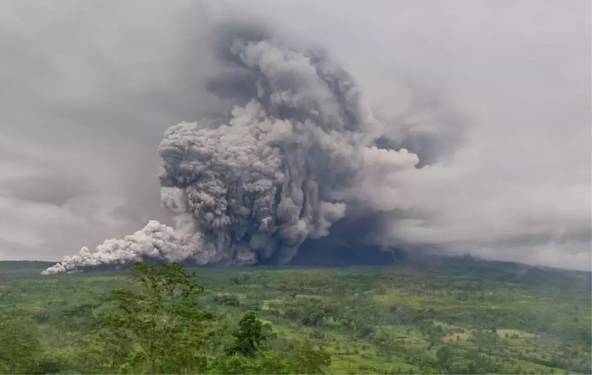 Endonezya’da Semeru Yanardağı’ndan Ard Arda Patlamalar: Risk Seviyesi 3