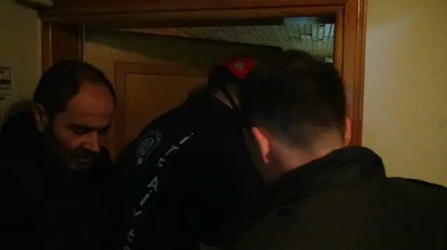 Polis ekipleri daireyi inceliyor