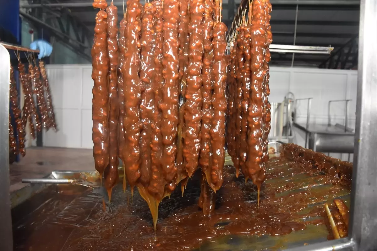 Gümüşhane’de Kadınlar Ceviz Dizerek Köme Üretimine Destek Veriyor