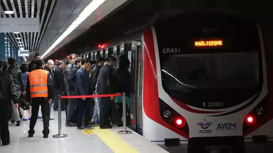 Marmaray istasyonunda bekleyen yolcular