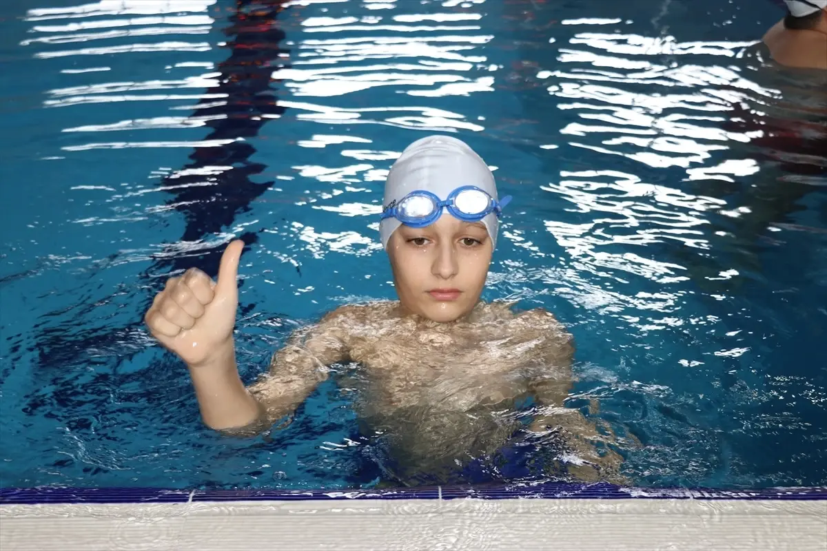 Polislerin Sürpriz Yardımıyla Yüzme Kursunu Kaçıran Çocuk Havuzda Eğlendi