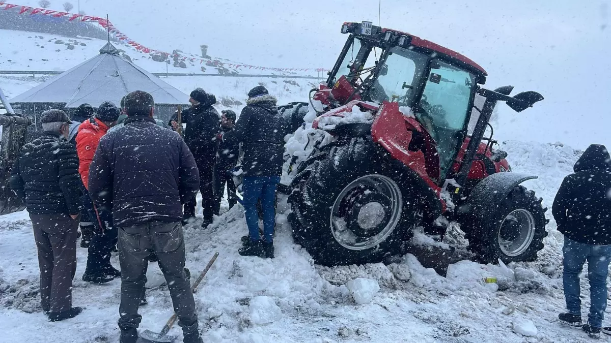 Ardahan’da Kontrolden Çıkan Traktör Çıldır Gölü’ne Düşerek Sürücüyü Tehlikeden Kurtardı