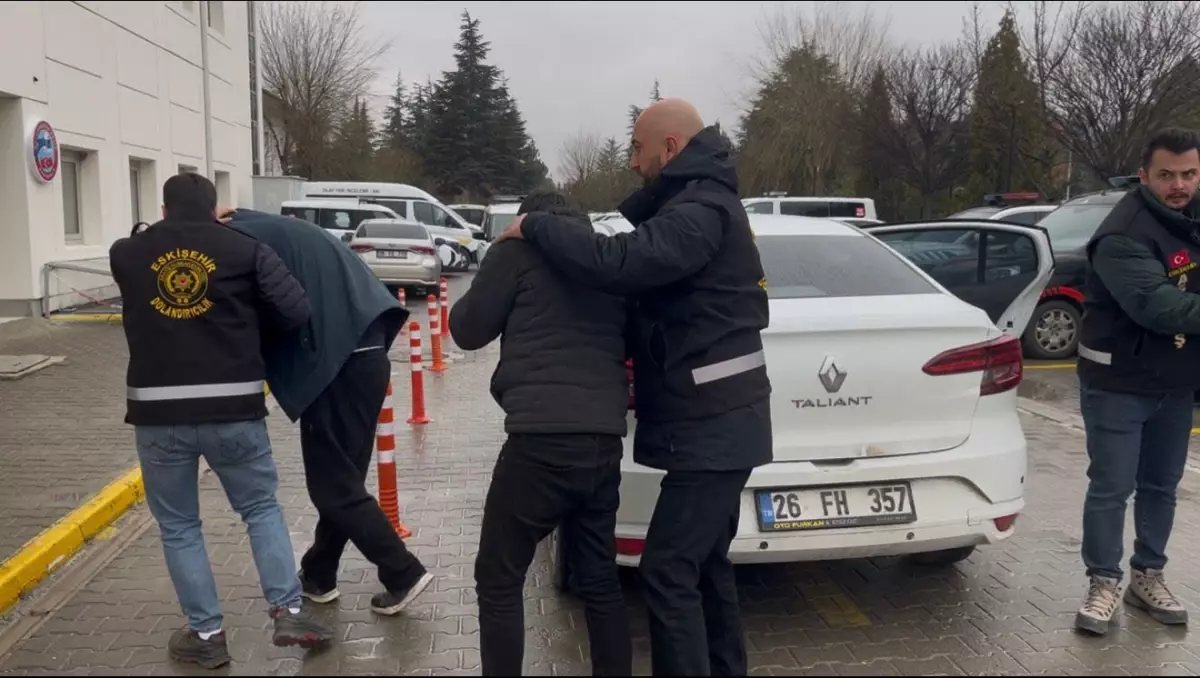 Eskişehir’de Sahte Polis Operasyonu: Çiftçi 5 Milyon Liralık Ziynet Eşyasını Kaybetti