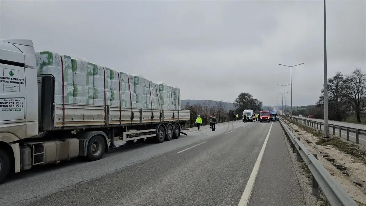 Çorum’da Minibüs ve Tır Çarpışması: Aynı Aileden Üç Kişi Ağır Yaralandı