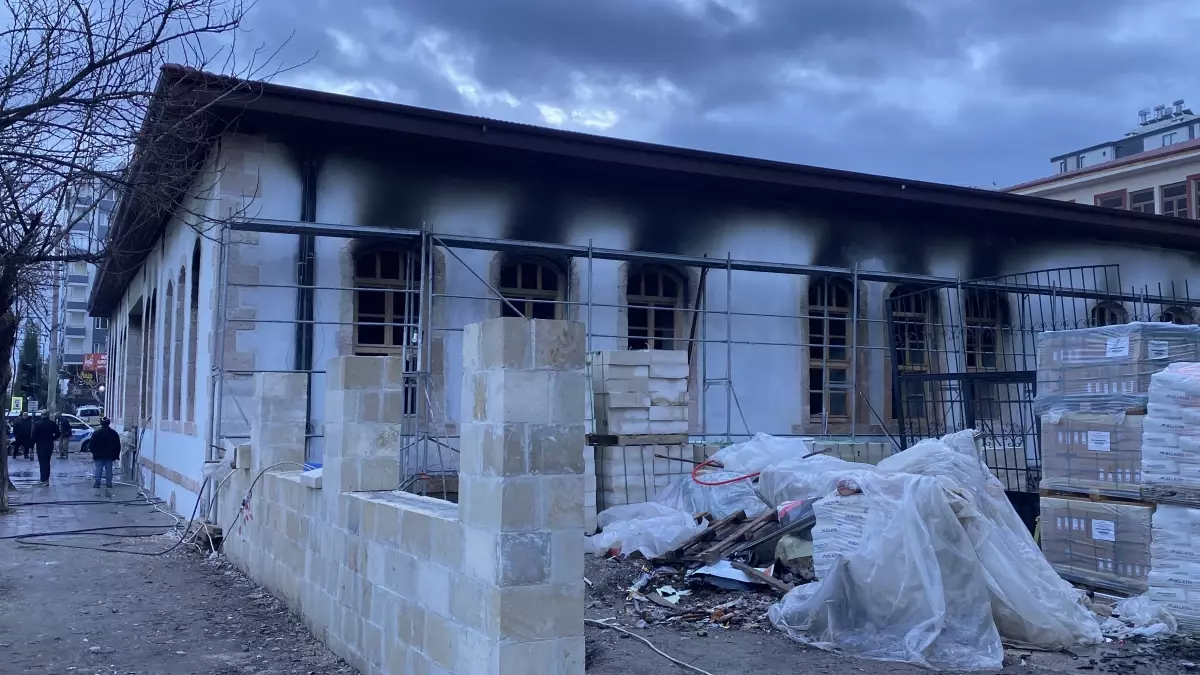 Osmaniye'de 115 Yıllık Yediocak İlkokulu'nda Çıkan Yangın Kontrol Altına Alındı