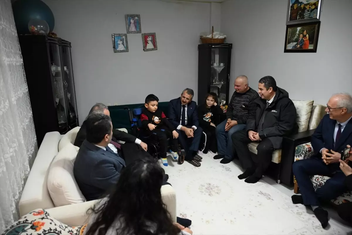 Edirne Valisi Yunus Sezer, SMA Hastası Arel Göbel'i 'Yarın Sizinleyiz' Projesi Kapsamında Karşıladı