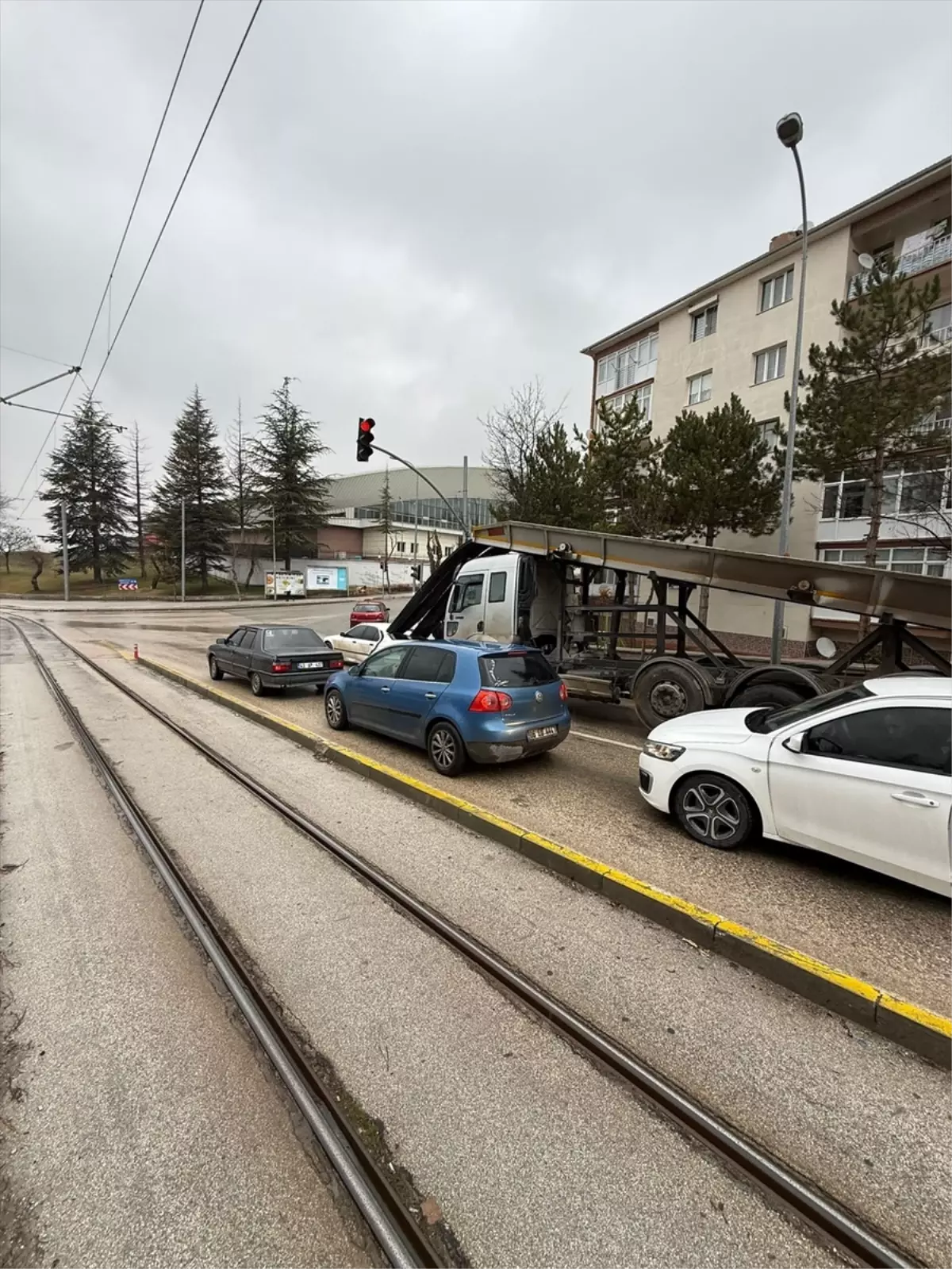 Eskişehir'de Fren Sorunu Yaşayan Kamyon, Arkasındaki Otomobilin Camına Çarptı