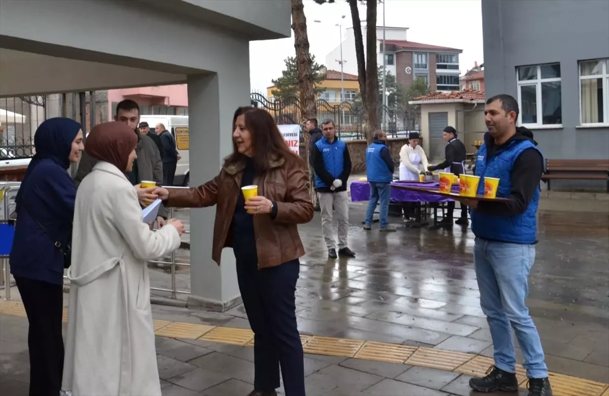 Gümüşhacıköy Belediyesi Öğrencilere Sıcak Çorba Dağıttı