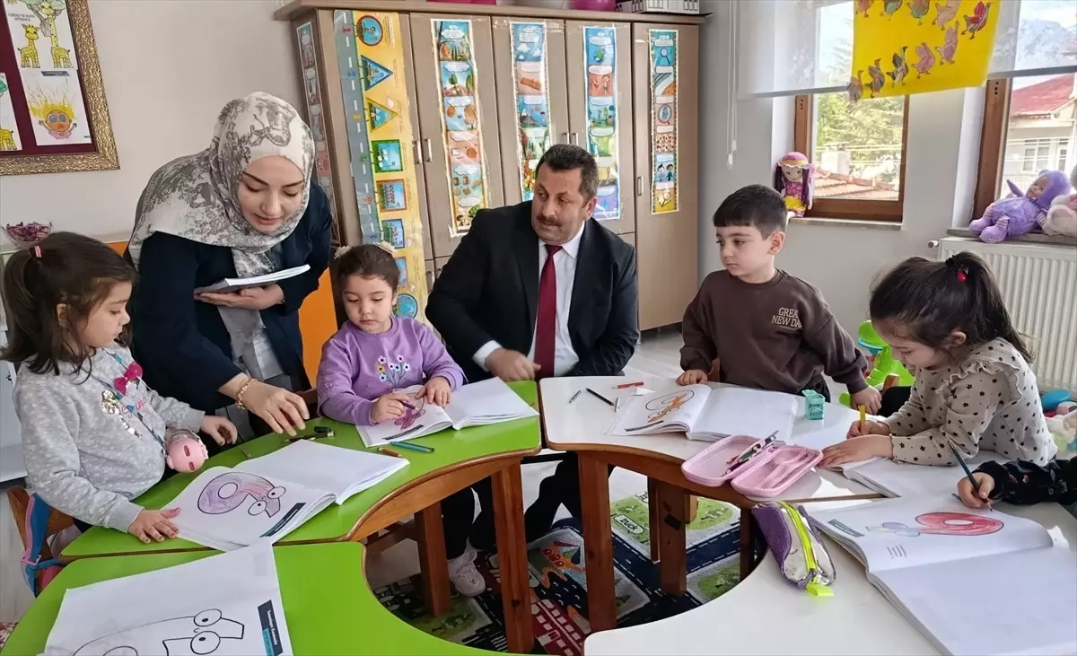 Müftü Adem Verim, Gümüşhacıköy'de 4‑6 Yaş Çocuklarla Kur'an Kursunu Ziyaret Etti