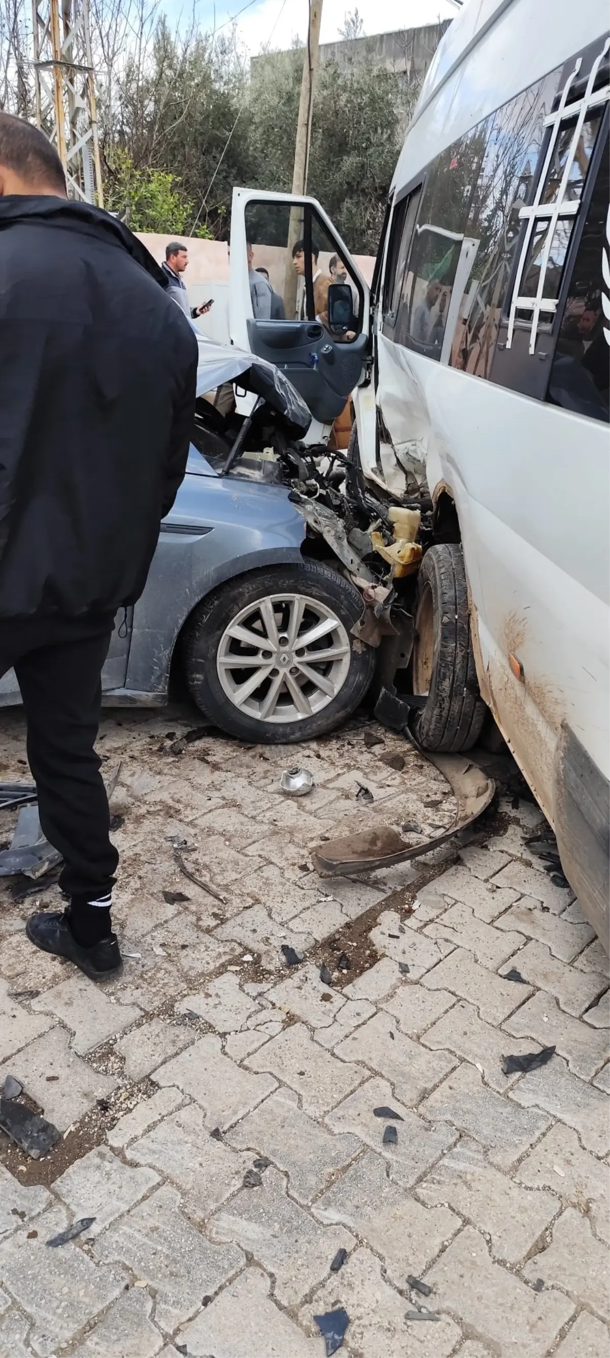 Reyhanlı’da Alkol Etkili Sürücü Öğrenci Servisine Çarptı: 15 Kişi Yaralı