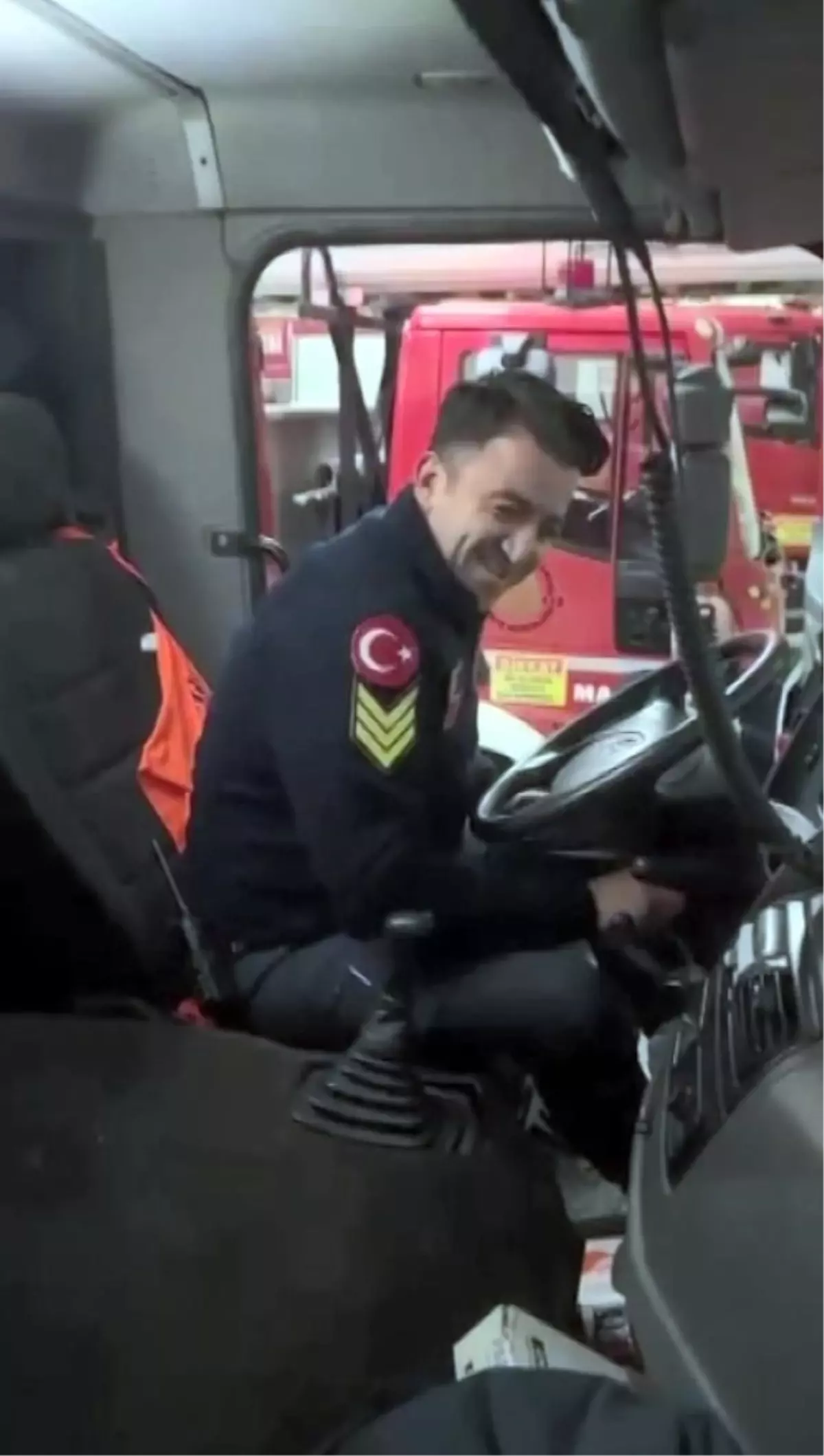 İtfaiyeci Yangın Alarmını Doğum Günü Pastasıyla Yanıltan Sürpriz Anı