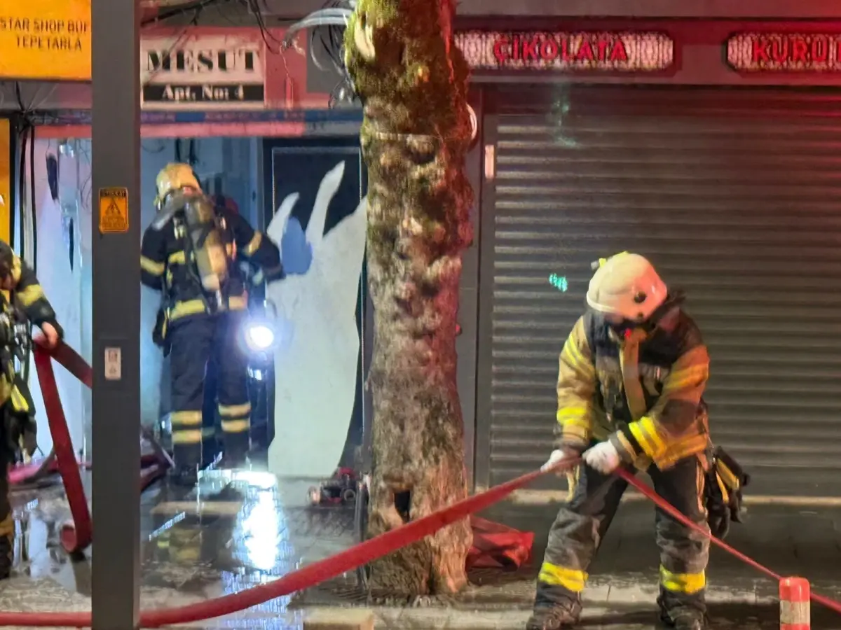 İzmit’te 7 Katlı Bina Çatı Yangını: İtfaiye Hızlı Müdahale Etti