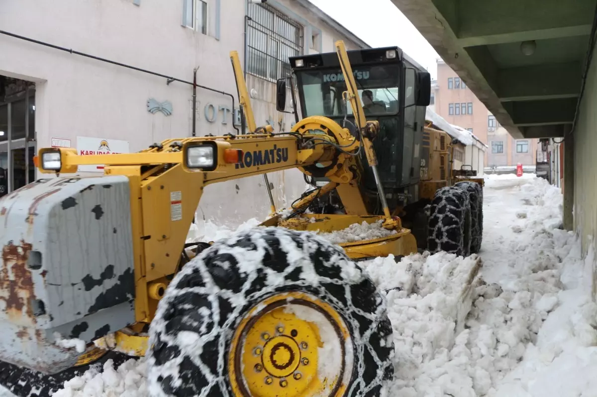 Karlıova’da Şiddetli Kar Yağışı Okulları Kapattı, 12 Köyde Ulaşım Durdu