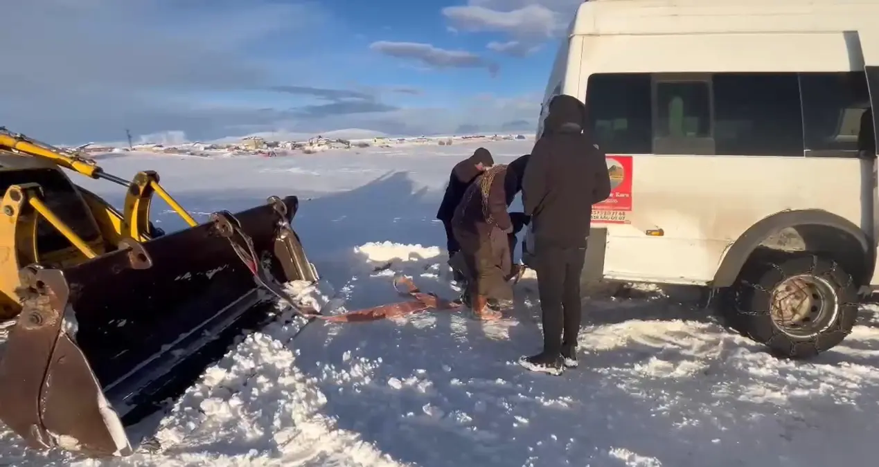 Kars Borluk Köyü’nde Minibüs Yoğun Tipi Nedeniyle Kara Saplandı, Öğrenciler Kurtarıldı