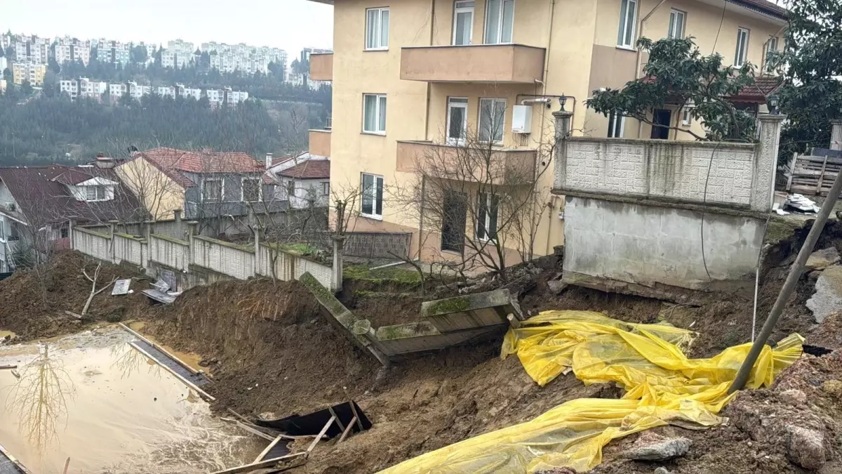 İzmit’te İnşaat Sahaında Toprak Kayması: Bahçe Duvarı Çöktü
