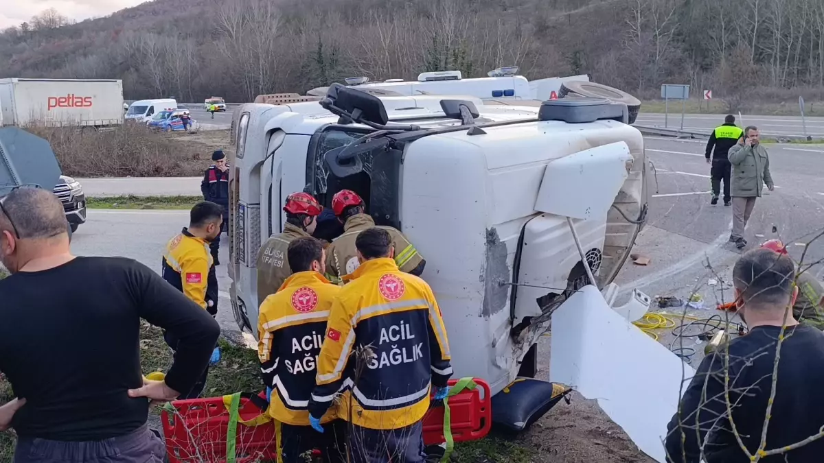 İnegöl'de Beton Tankeri Devrildi: Sürücü Ağır Yaralı