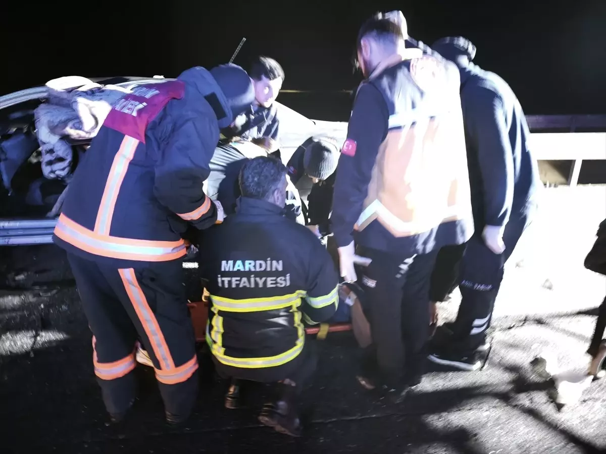 Mardin Artuklu’da Bariyere Çarpan Araçta 3 Kişi Yaralandı