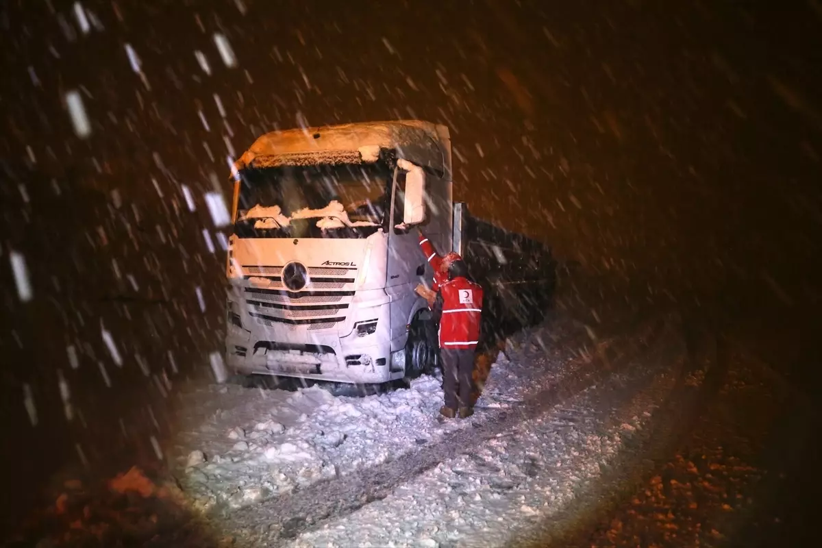 Muş-Bingöl Karayolunda Yaşanan Kar Fırtınası Sonrası 80 Kişi Güvenli Bölgeye Çıkarıldı