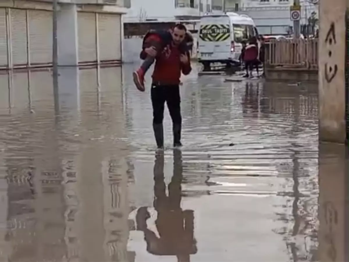 Nusaybin'de Şiddetli Sağanak Sonrası Okul Yolları Sularla Kaplandı