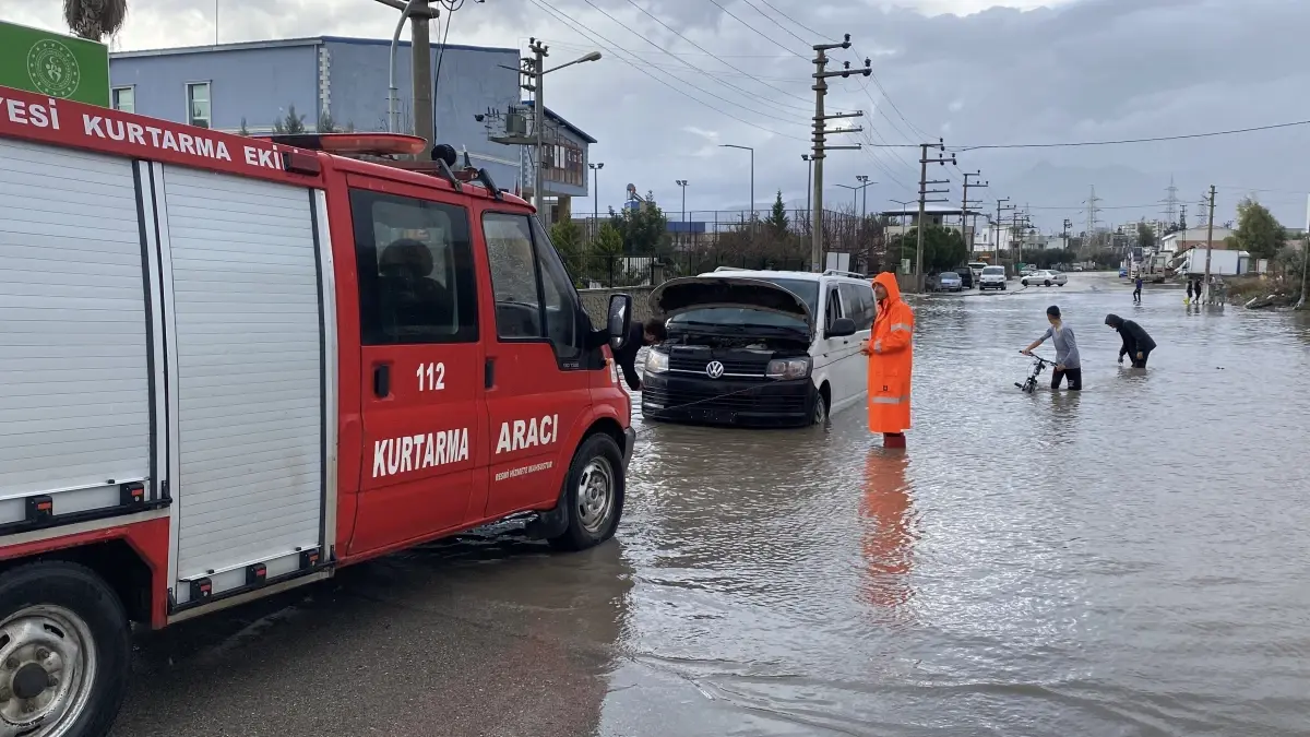 Osmaniye'de Şiddetli Sağanak Yağış Sokakları Sular Altına Çekti