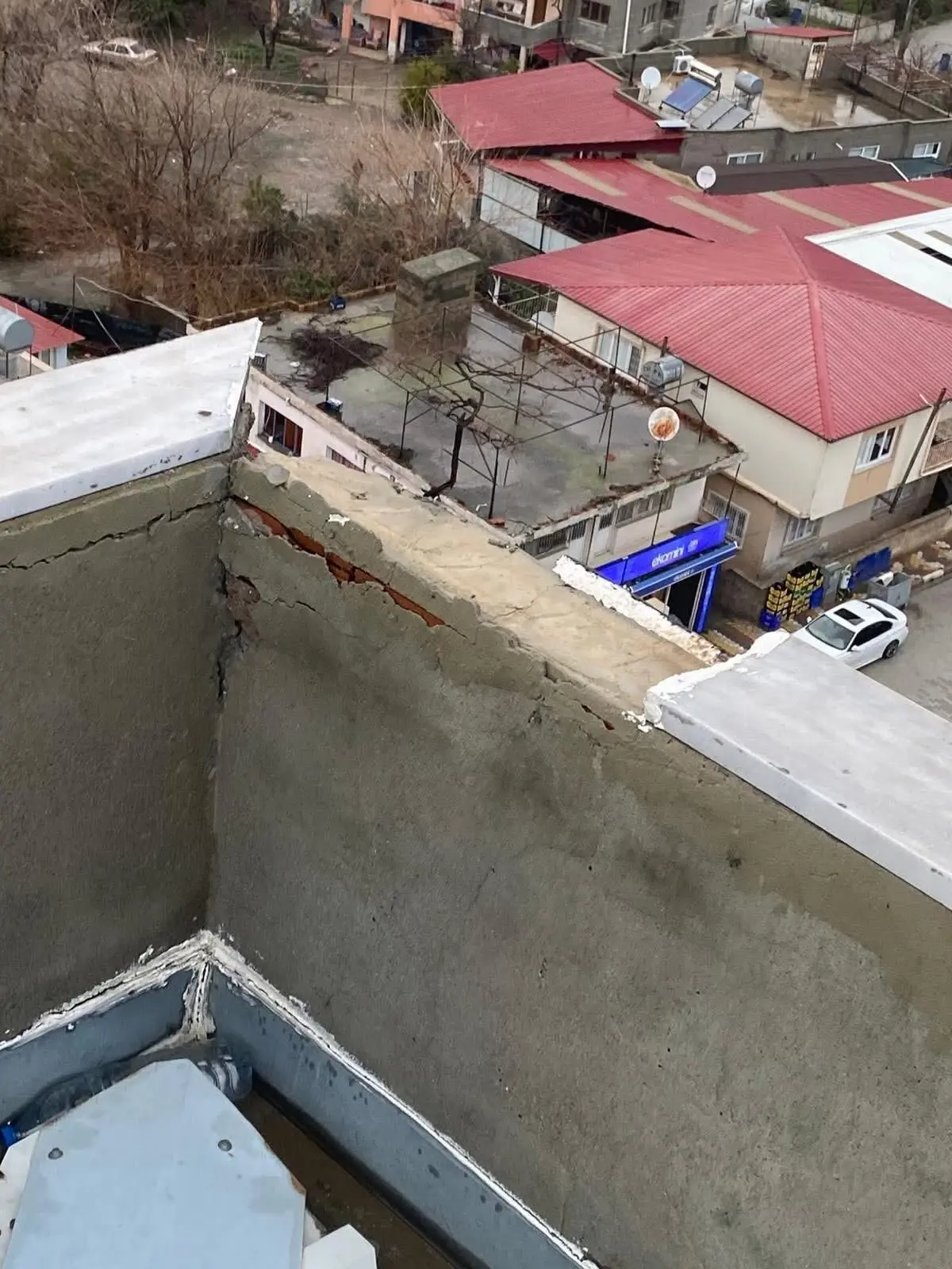 Osmaniye Üzümlü Mahallesi'nde Apartmana Düşen Yıldırım: Yaralanma Yok