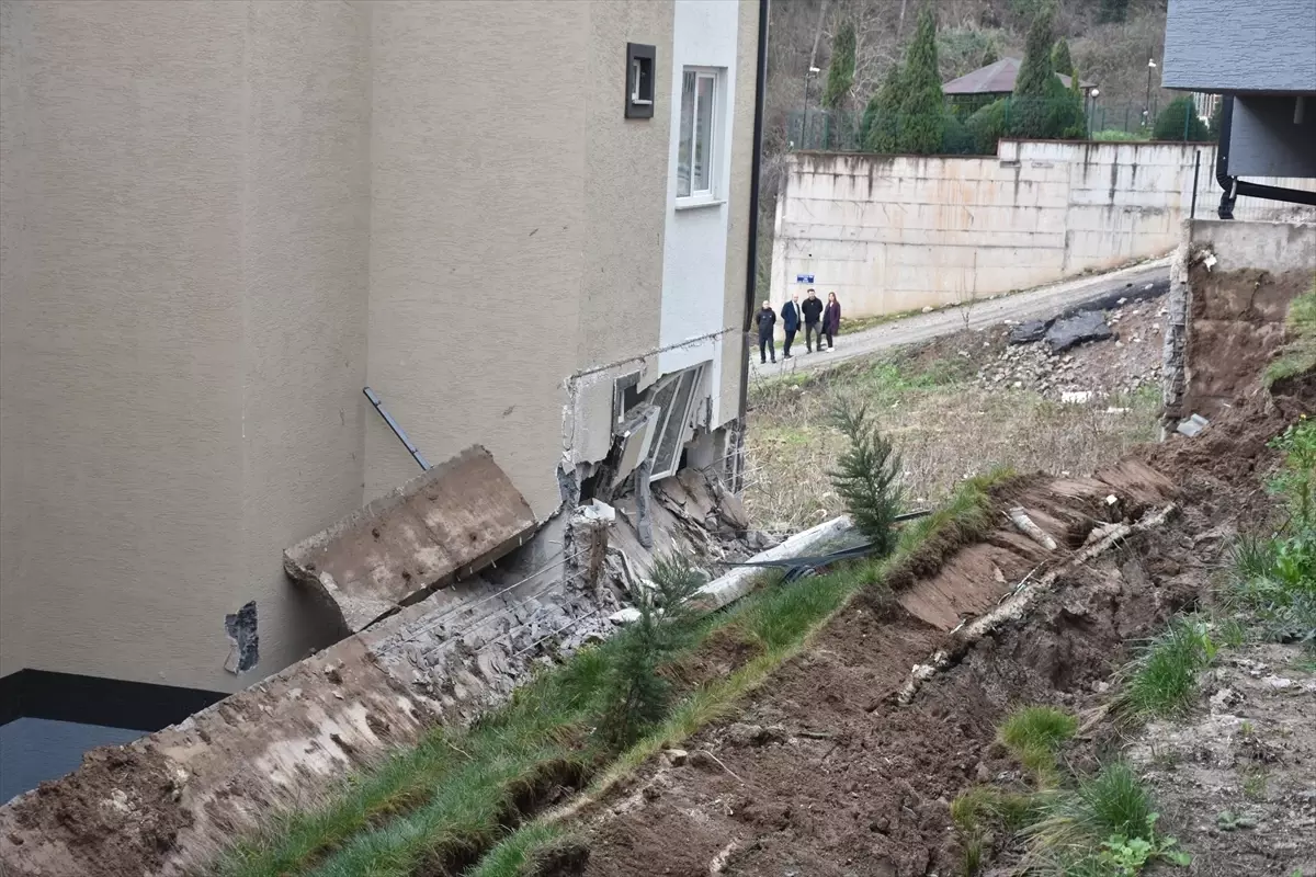 Serdivan’da Büyük İstinat Duvarı Çöküşü: 3 Bina Tahliye Edildi, 32 Kişi Misafirhanelerde