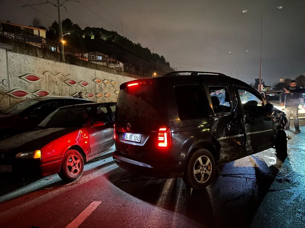 Samsun İlkadım'da 5 Araç Birbirine Çarptı: 1 Yaralı ve Trafik Durdu