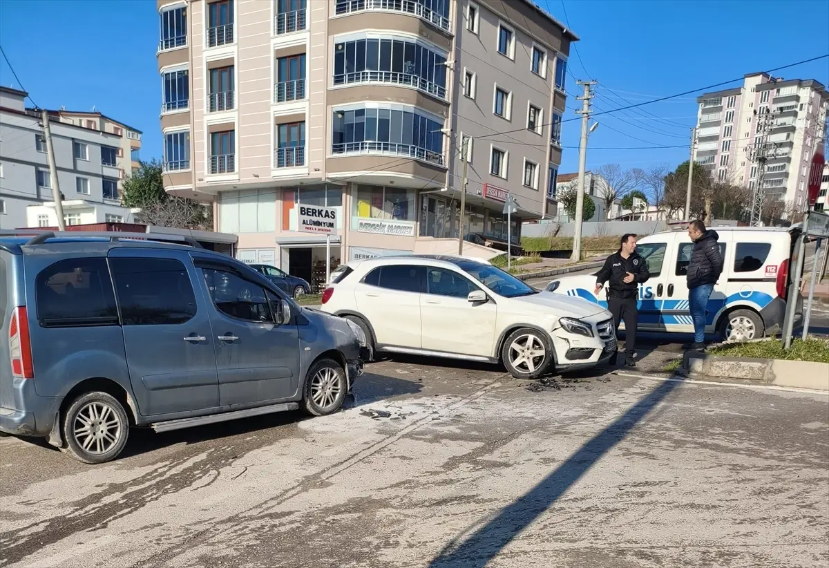 Samsun’da Otomobil ve Hafif Ticari Araç Çarpıştı: 3 Kişi Hastaneye Kaldırıldı