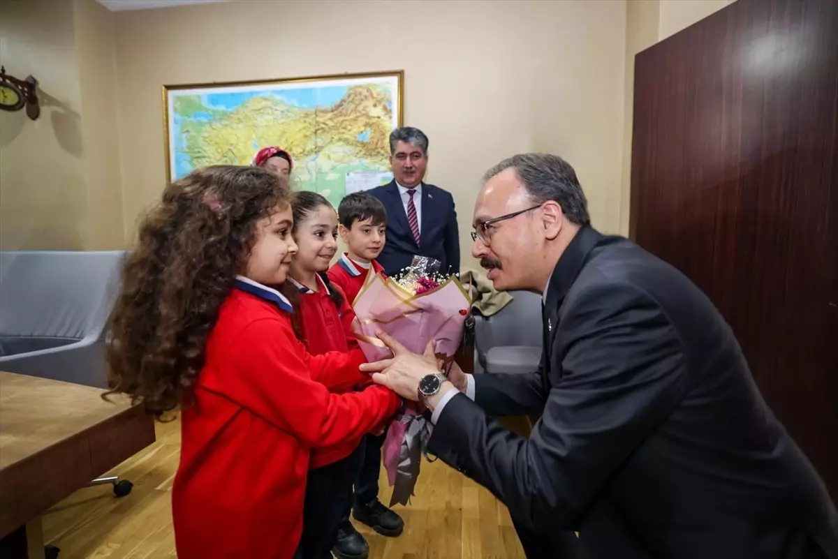 Siirt Valisi Kemal Kızılkaya, Yağmurtepe İlkokulu Öğrencileriyle Buluştu