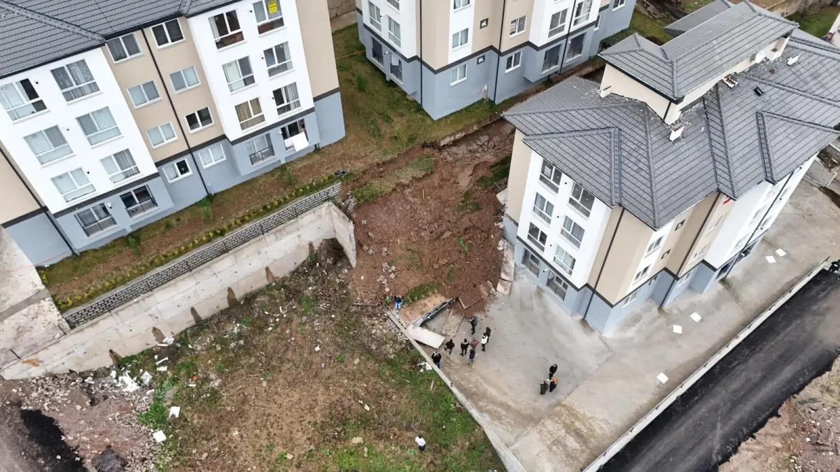 Serdivan’da İstinat Duvarı Çöktü: 32 Kişi Tahliye Edildi, Bir Araç Enkaz Oldu