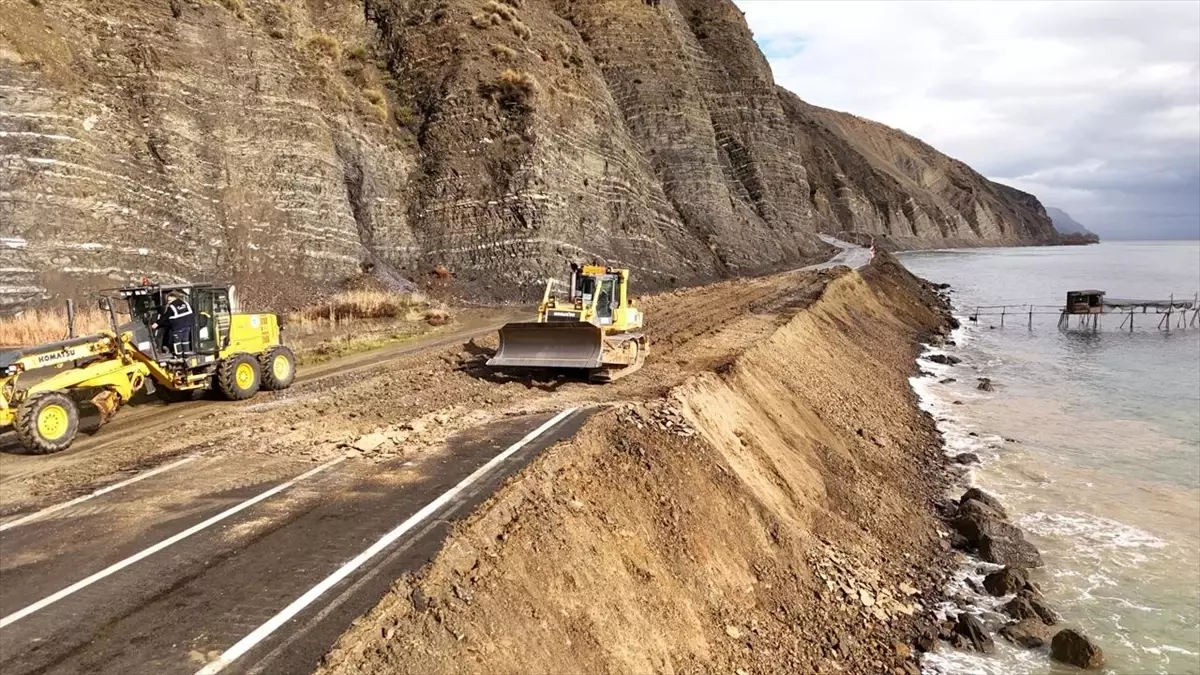 Şarköy'de Heyelan Sonrası Yol Güçlendirme Çalışmaları Devam Ediyor