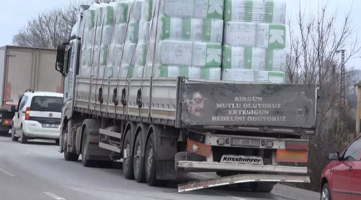 Çorum’da Minibüs ve TIR Çarpışması: 3 Kişi Ağır Yaralı