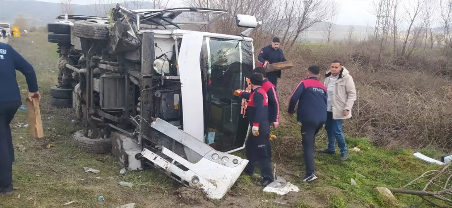 Tokat Turhal'da Minibüs ve Otomobil Çarpışması: 22 Öğrenci Yaralandı