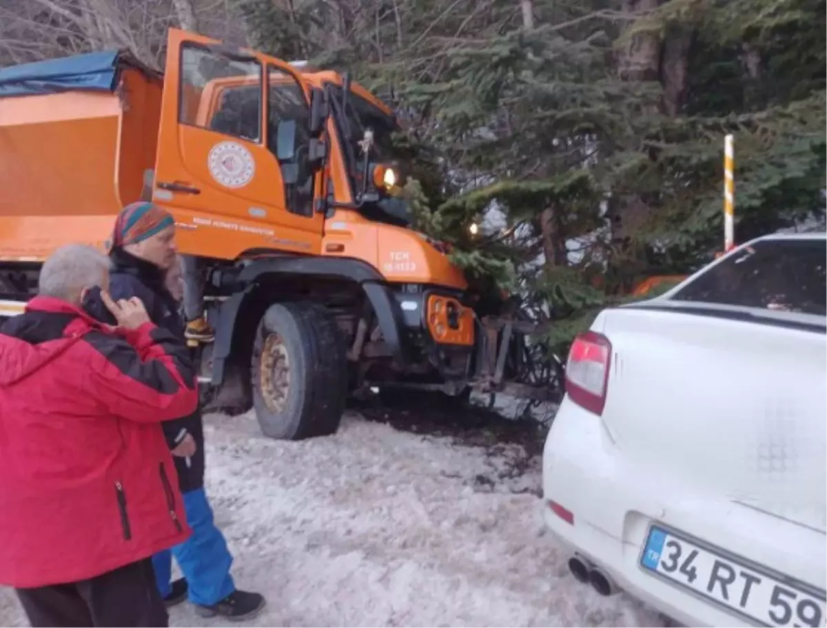Uludağ Yolu'nda Buzlu Havada Tuzlama Aracı Çarpması 3 Yaralı