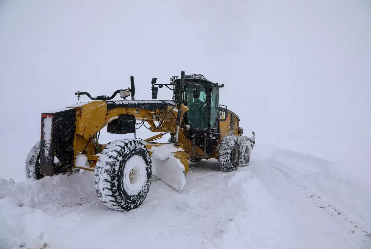 Van’ın Saray ve Muradiye İlçelerinde Şiddetli Kar Yağışı Okulları Tatil Ettirdi