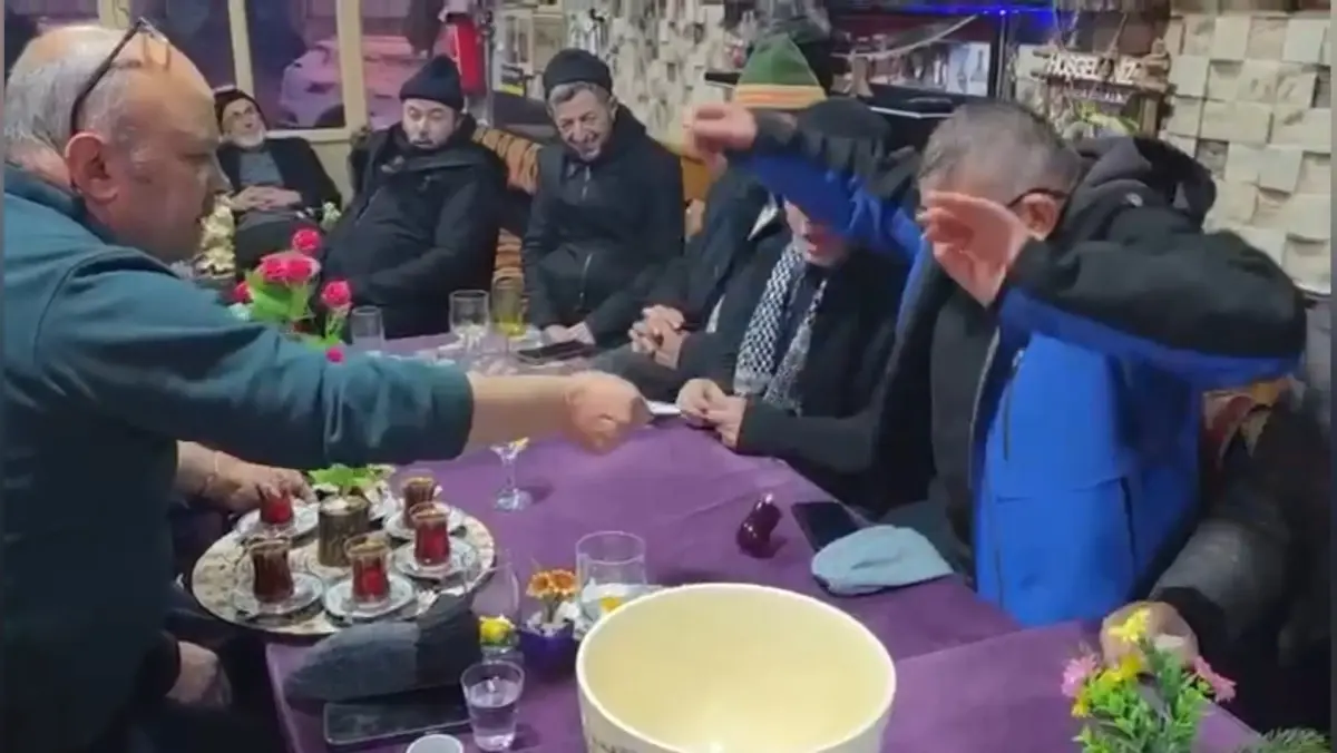 İnegöl’ün Gülme Garantili Kıraathanesi: Ferudun Türkmen’in Şakalı Kahve Molası