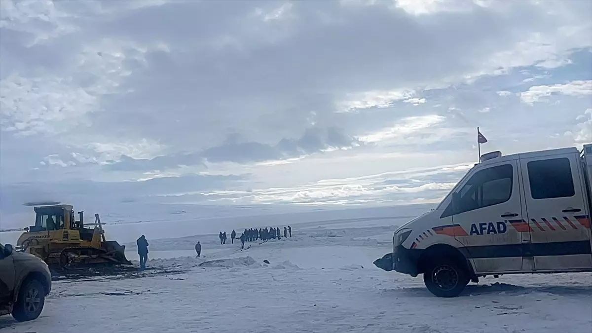 Çıldır Gölü'nde Festival Hazırlığı Sırasında Batan Traktör Kurtarıldı