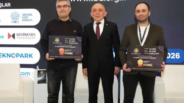 Kurultayı salonunda konuşma yapan bir konuşmacı