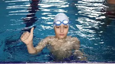 Ayaz Havuzda Yüzüyor