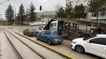 Kamyonun demirleri otomobile saplanmış fotoğraf